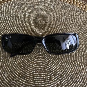 *polarized* Ray Bans in excellent condition! 😎